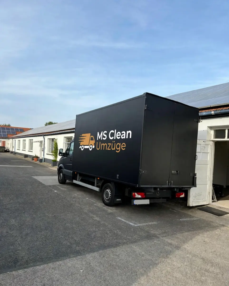 Umzugswagen von Ms Clean, bereit zur Beladung
